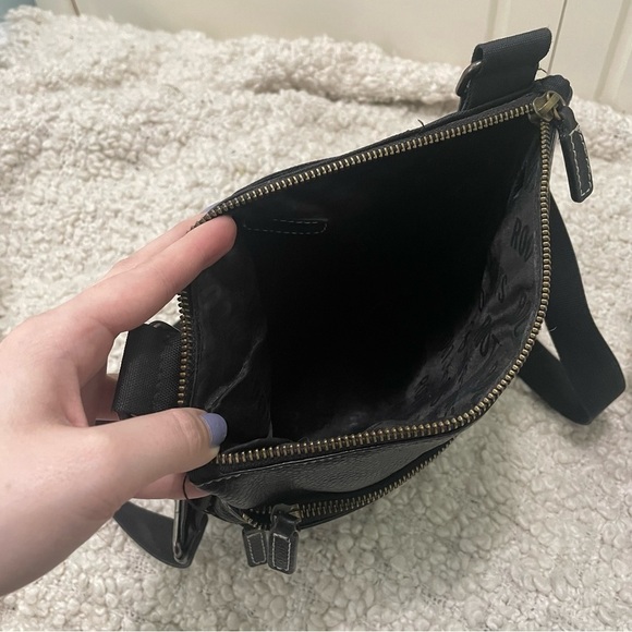 Roots Vintage Black Leather Crossbody Bag Purse - Picture 2 of 8